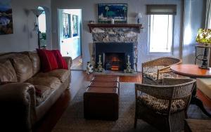 Photo #4 of Rio Sierra Riverhouse in Three Rivers, CA