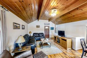 Photo #5 of Lakefront Retreat in Bass Lake, CA