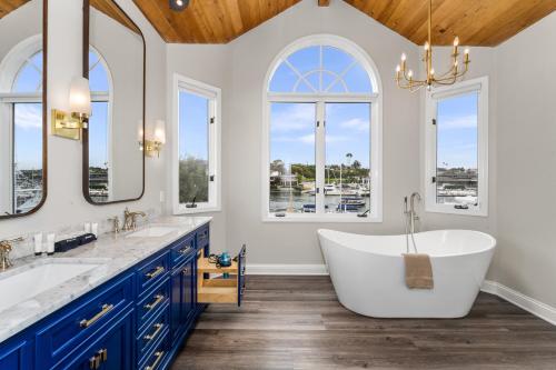 Photo #3 of 301 E Bayfront in Newport Beach, CA