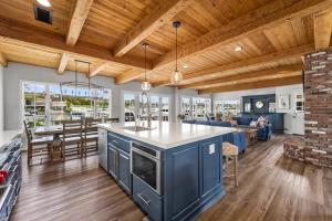 Photo #4 of 301 E Bayfront in Newport Beach, CA