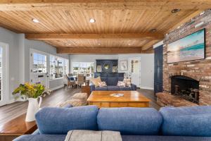 Photo #5 of 301 E Bayfront in Newport Beach, CA