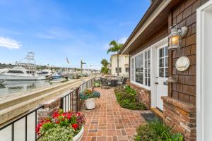 Photo #6 of 301 E Bayfront in Newport Beach, CA