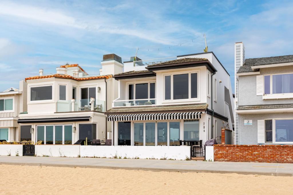 Photo #1 of 204 E Oceanfront B in Newport Beach, CA
