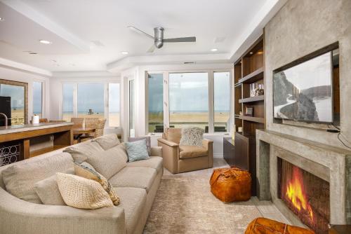 Photo #2 of 204 E Oceanfront B in Newport Beach, CA