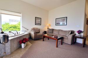Photo #5 of Starfish by OceanviewHotTubs Oceanfront Tesla chrging Shelter Cove Oceanfront in Whitethorn, CA