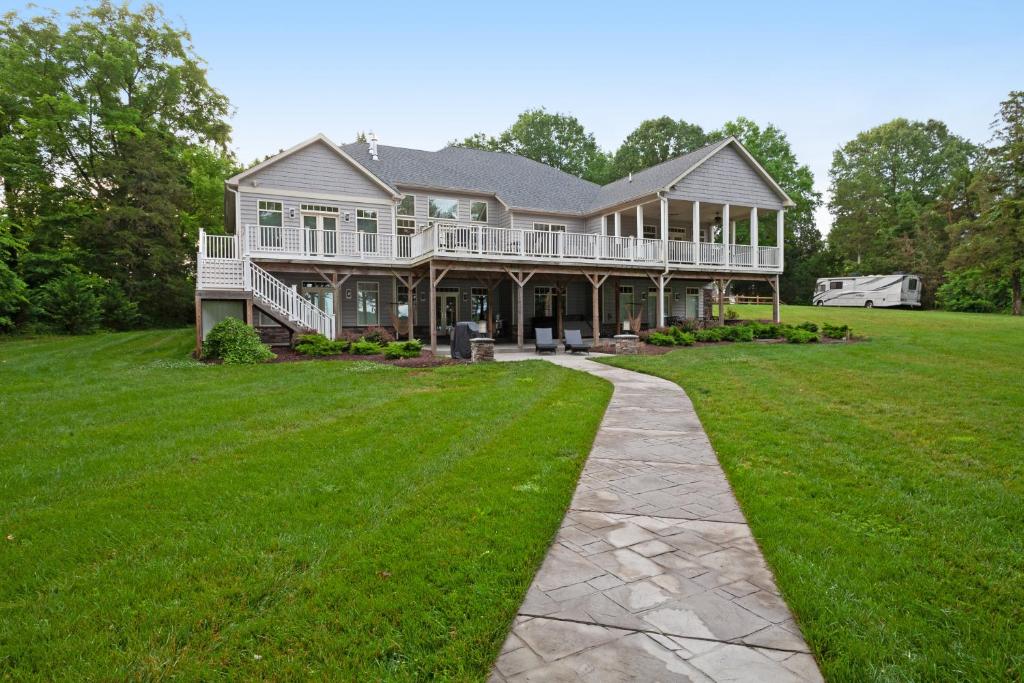 Photo of Silver Sands in Glenora, VA
