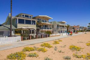 Photo #6 of 1002 E Oceanfront in Newport Beach, CA
