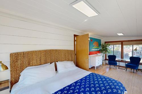 Photo #2 of Calle Paradise in Stinson Beach, CA