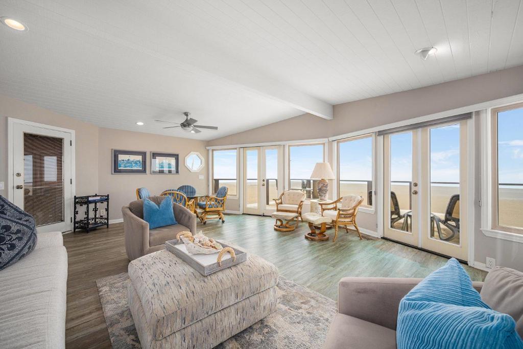 Photo #1 of Luxurious Oceanfront Home with Incredible Views in Newport Beach, CA