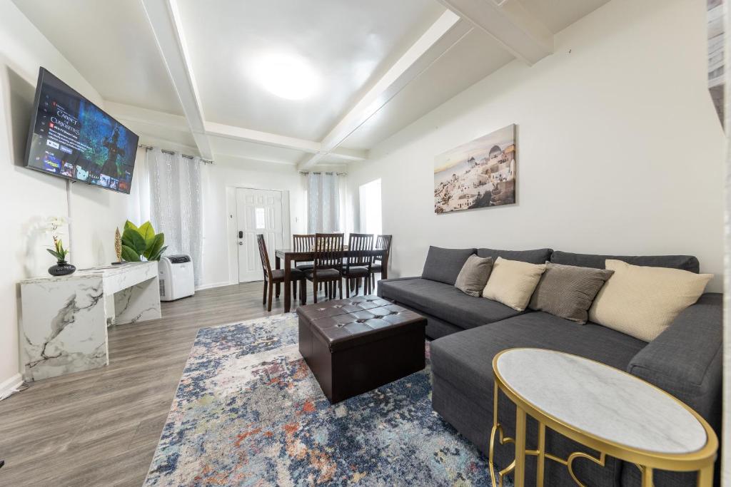 Photo #1 of 8 Beds Home with 4 Car Parking Space - Near DTLB in Long Beach, CA