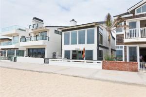 Photo #6 of Spacious Oceanfront Home Near Newport Pier in Newport Beach, CA