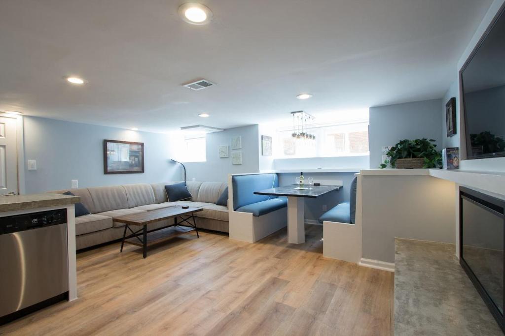 Photo of Luxury 2 bedroom apartment w/ free parking in Washington, DC