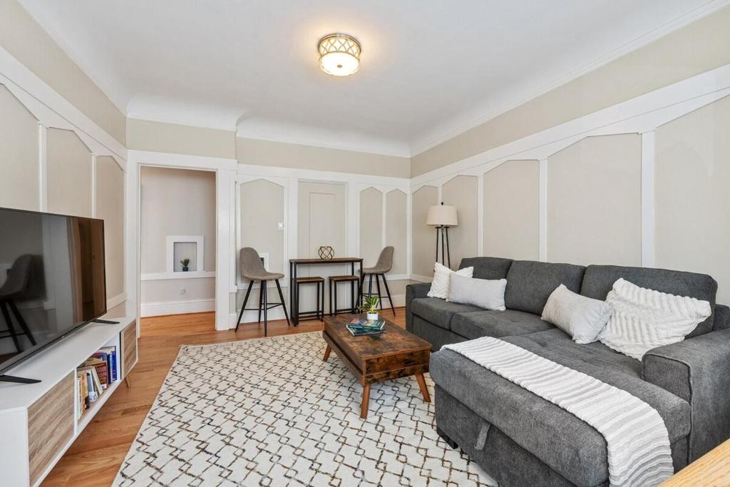 Photo #1 of Super Convenient 1br City Pad With Garage Parking in San Francisco, CA