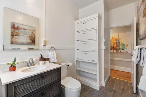 Photo #3 of Super Convenient 1br City Pad With Garage Parking in San Francisco, CA