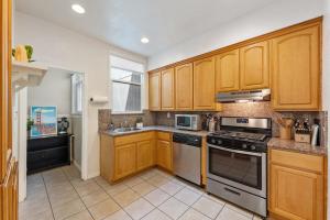 Photo #4 of Super Convenient 1br City Pad With Garage Parking in San Francisco, CA