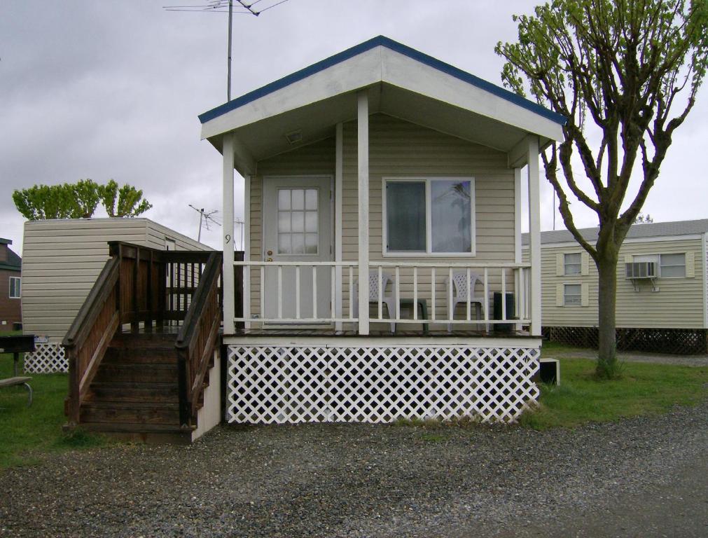 Photo of Lake Minden Camping Resort Cabin 2 in Nicolaus, CA