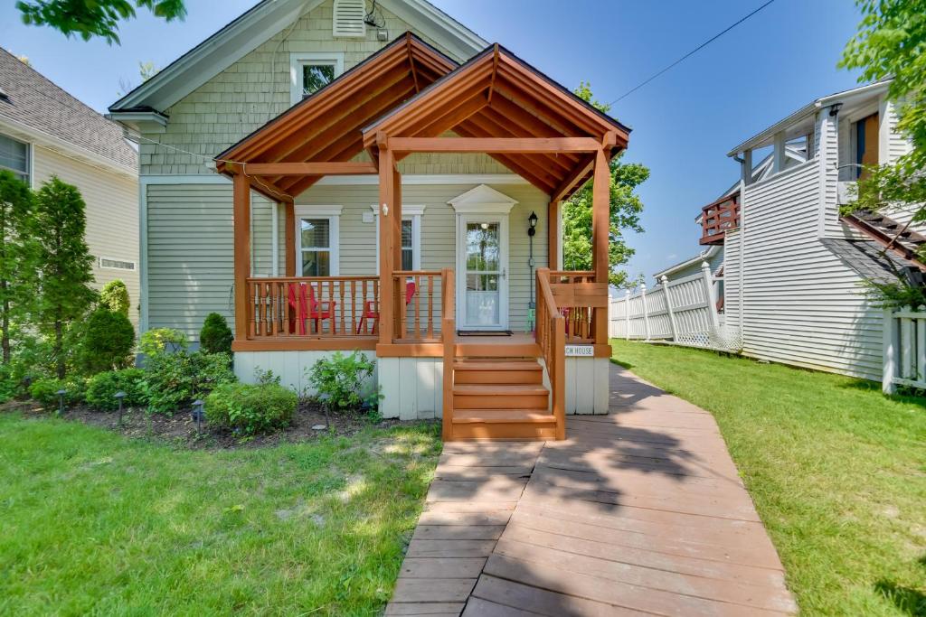 Photo of Turtle Cove Bay Beach House about 13 Mi to Buffalo! in Lake View, NY