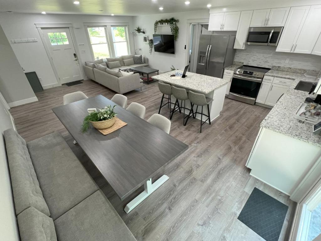 Photo of Gardner Lake 2 Queen/1King/2 Bath/Laundry- Private in Salem, CT