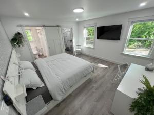 Photo #5 of Gardner Lake 2 Queen/1King/2 Bath/Laundry- Private in Salem, CT