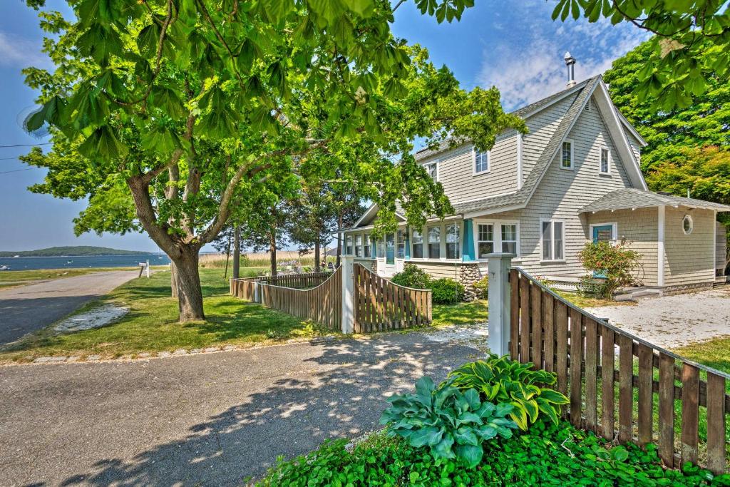 Photo of Common Fence Point Cottage with Ocean Views! in Portsmouth, RI