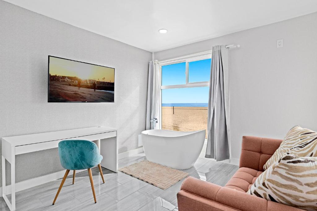 Photo #1 of 1628 West Oceanfront Oasis 4,5,6,7,8,9 in Newport Beach, CA