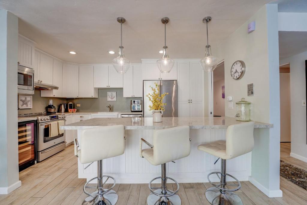 Photo #1 of Bayfront Paradise - Flexible 30 Day plus w Amazing Bay View and Pool in San Diego, CA