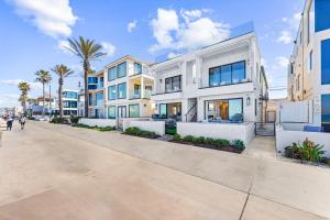 Photo #5 of Entire Upper Oceanfront Masterpiece with Rooftop in San Diego, CA