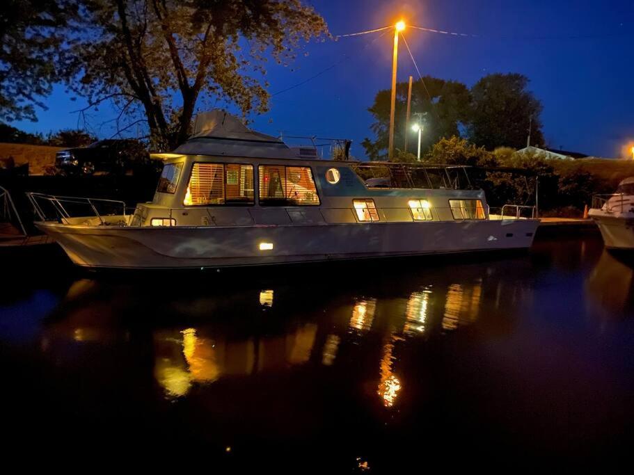 Photo of The Lily Pad Boatel Houseboat in Sabula, IA