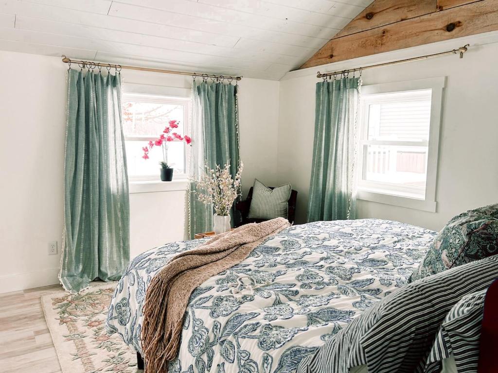 Photo of Lakefront Girls getaway Romantic Retreat low fees in Howe, IN