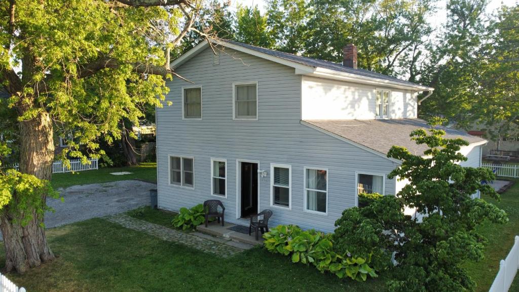 Photo of 5 Bedroom Lakeside Home Sleeps 12 - Shared Lake Access, Large Yard, Central Air, Fire Pit, Horseshoes & More! in Geneva, OH