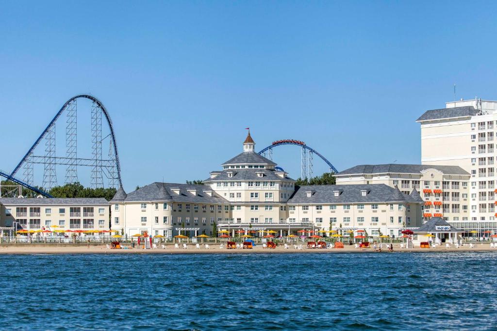 Photo of Cedar Point Hotel Breakers in Sandusky, OH