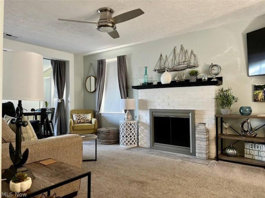 Photo of Lakeview - Lake Erie - Ashtabula, OH - 5 Min to GOTL - Fireplace- Deck - King Bed in Ashtabula, OH