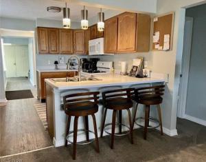 Photo #6 of Lakeview - Lake Erie - Ashtabula, OH - 5 Min to GOTL - Fireplace- Deck - King Bed in Ashtabula, OH