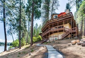 Photo #5 of Dos Pinos Spacious Lakefront Cabin with Game Room in Groveland, CA