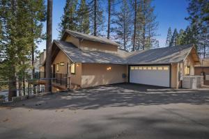 Photo #6 of Dos Pinos Spacious Lakefront Cabin with Game Room in Groveland, CA