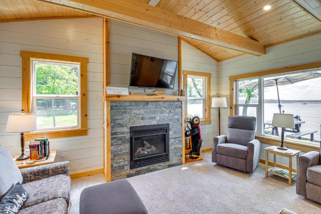Photo of Lake Hubert Cabin with Private Deck and Boat Dock in Nisswa, MN