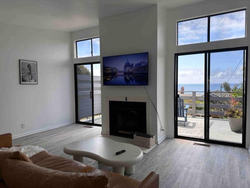 Photo #3 of 30 PCT OFF!! Limited Time! Malibu Ocean Wave with King Bed, Walking to Beach and Hiking in Malibu, CA