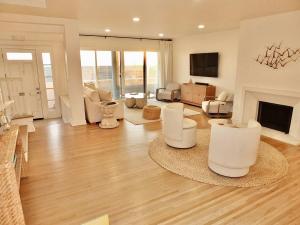 Photo #4 of Beachfront Estate - LB Peninsula in Long Beach, CA