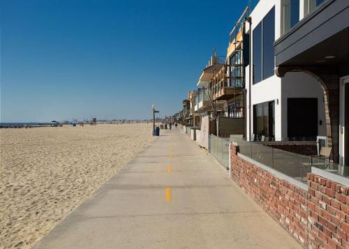 Photo #3 of 2314 W Oceanfront A & B in Newport Beach, CA