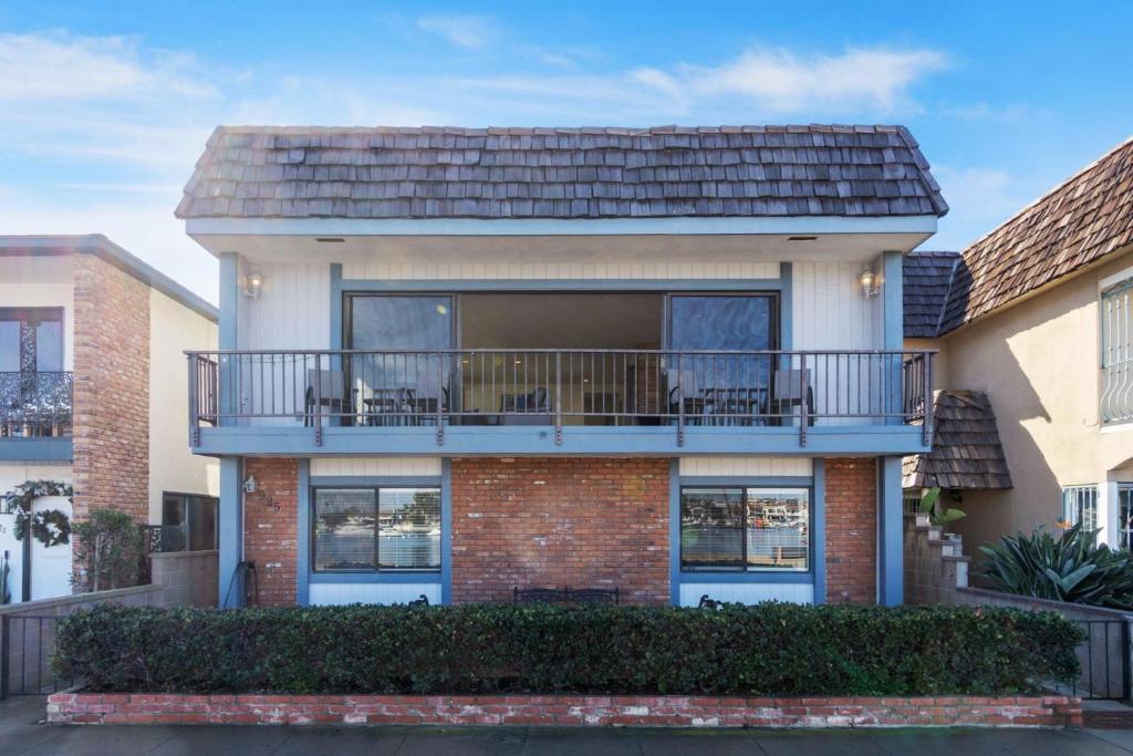Photo #1 of 925 W Bay Ave in Newport Beach, CA