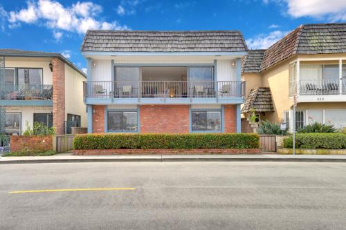 Photo #2 of 925 W Bay Ave in Newport Beach, CA