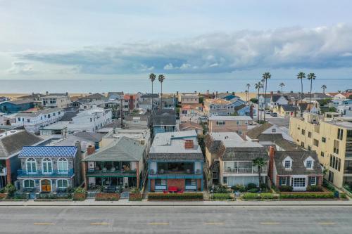 Photo #3 of 925 W Bay Ave in Newport Beach, CA