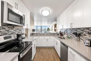 Photo #5 of Aquamarine Escape - Spectacular Marina Views 2BR Rooftop pool in Marina del Rey, CA