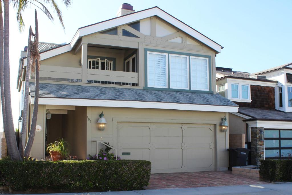 Photo #1 of 107 G St in Newport Beach, CA