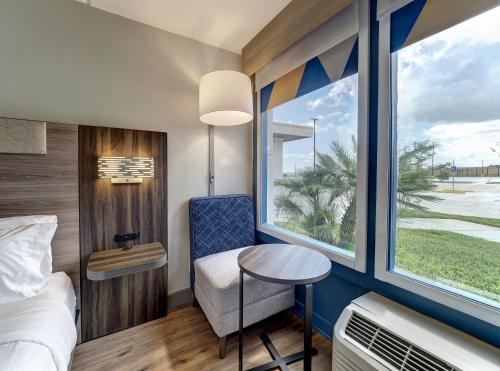 Photo #2 of Holiday Inn Express Corpus Christi - Beachfront by IHG in Corpus Christi, TX