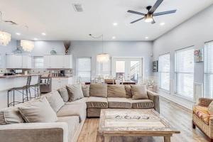 Photo #5 of 6BDRM Beach Home - Oceanviews - Recently Renovated - Shared Pool & HotTub in Port Aransas, TX
