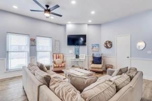 Photo #6 of 6BDRM Beach Home - Oceanviews - Recently Renovated - Shared Pool & HotTub in Port Aransas, TX