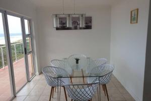 Photo #5 of La Mer Stunning Beachfront Apartment in eManzimtoti, South Africa