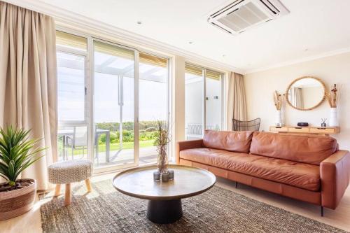 Photo #2 of Dolphin Beach cabana Luxe beach cabana voor 4 personen direct aan het strand in eMdloti, South Africa