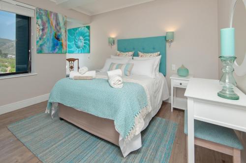 Photo #2 of The Sun, Whales & Waves - Seafront Apartment in Hermanus, South Africa